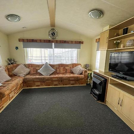 Caravan For Hire At St Osyth Beach Holiday Park In Essex Ref 28107Y كْلانكتون أون سي المظهر الخارجي الصورة