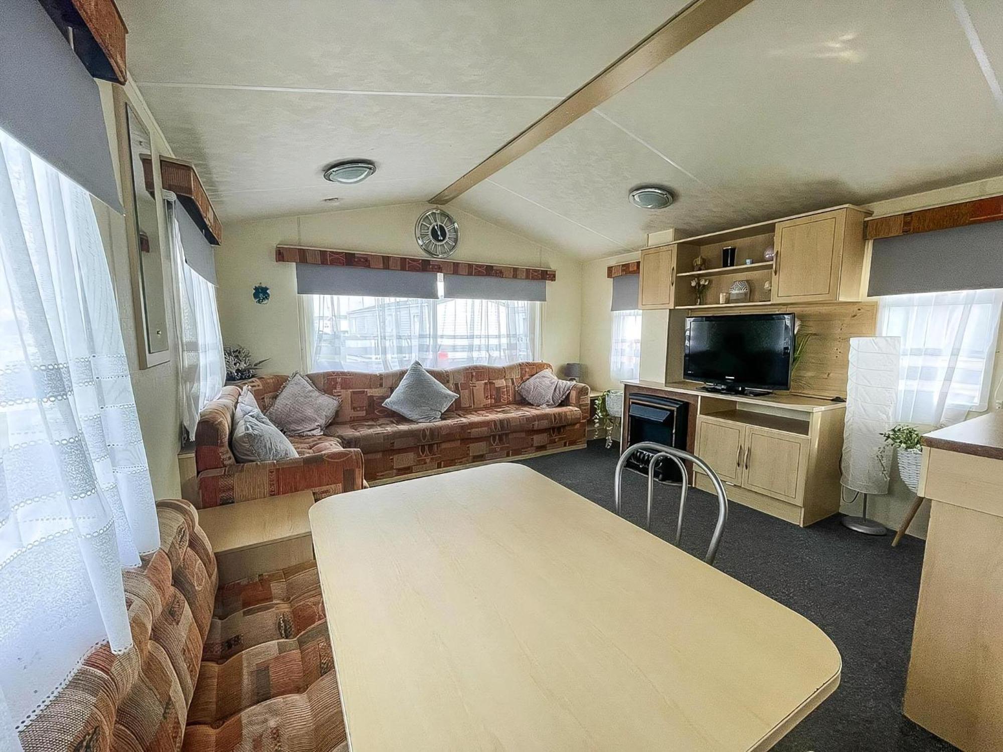 Caravan For Hire At St Osyth Beach Holiday Park In Essex Ref 28107Y كْلانكتون أون سي المظهر الخارجي الصورة