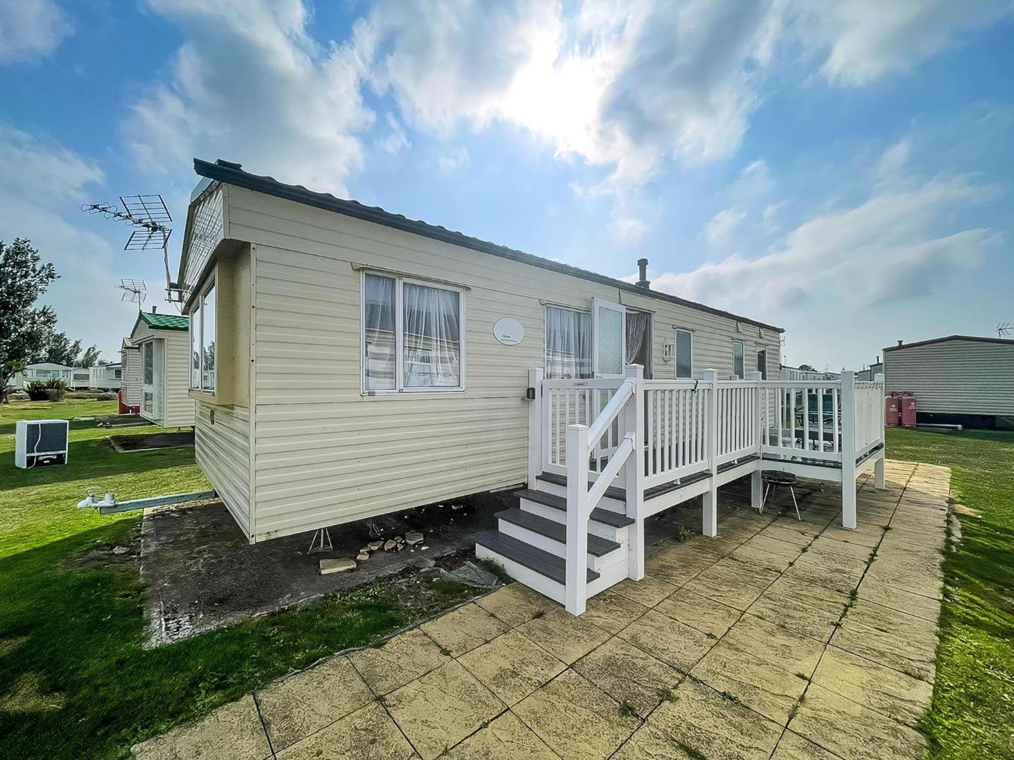 Caravan For Hire At St Osyth Beach Holiday Park In Essex Ref 28107Y كْلانكتون أون سي المظهر الخارجي الصورة