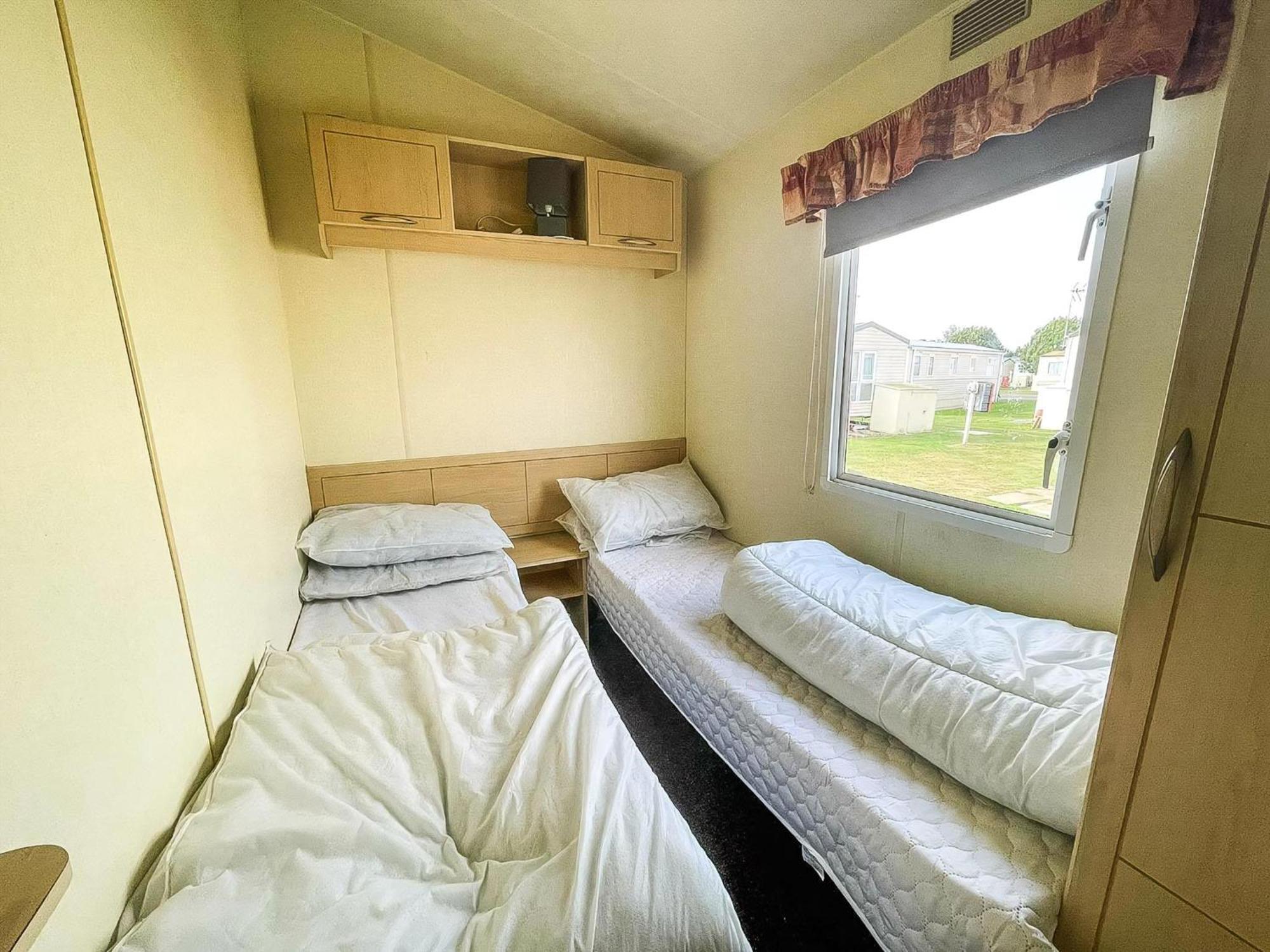 Caravan For Hire At St Osyth Beach Holiday Park In Essex Ref 28107Y كْلانكتون أون سي المظهر الخارجي الصورة